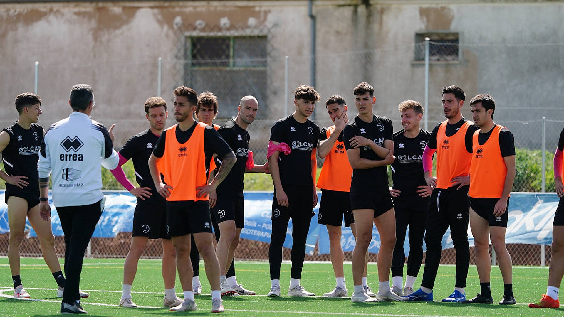 El salario mínimo seguirá en Primera Federación con polémica, así